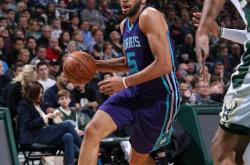 开云体育登录-波兰男篮横扫雄鹿，巴图姆高光表现