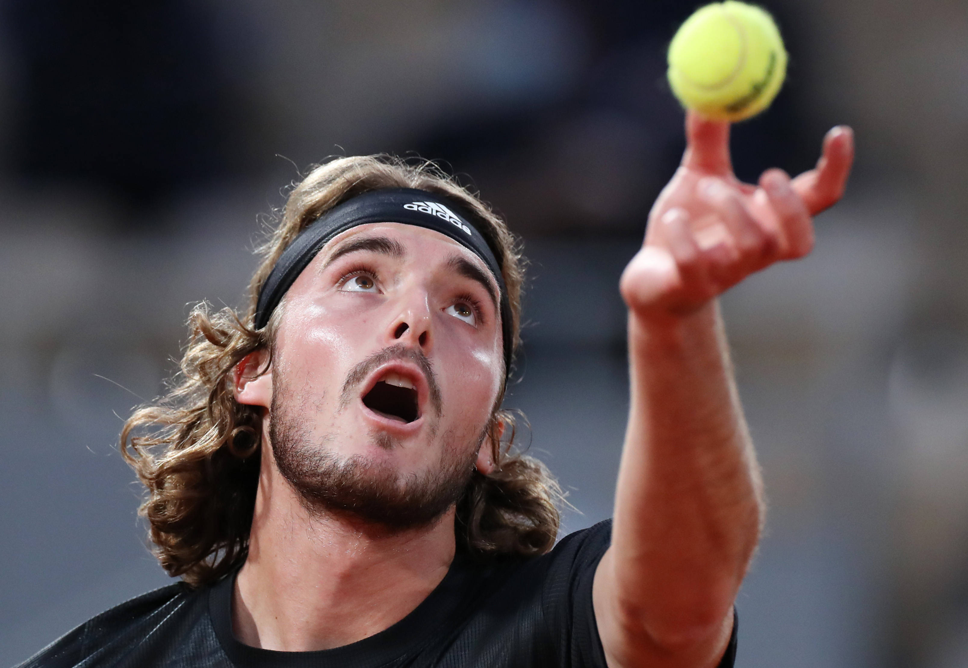 关于法国网球队险胜西班牙网球队，西西帕斯完成帽子戏法的信息