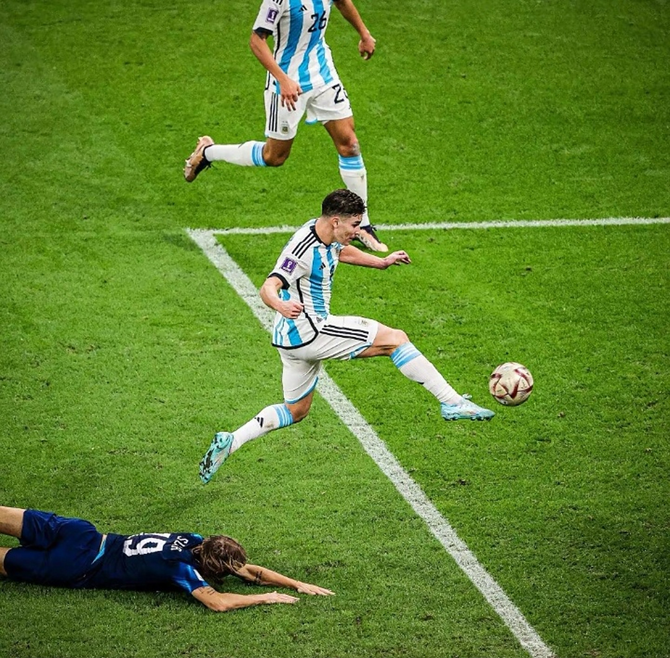 阿根廷逆转马赛,阿尔瓦雷斯关键制胜 阿根廷逆转马赛,阿尔瓦雷斯关键制胜