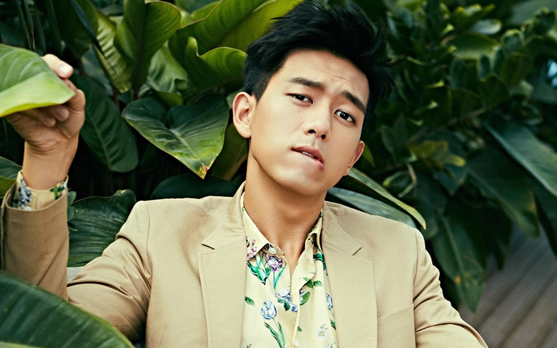 篮球场上的英超争冠战,布克如超级射手主宰,马刺击溃勇士显团队真谛